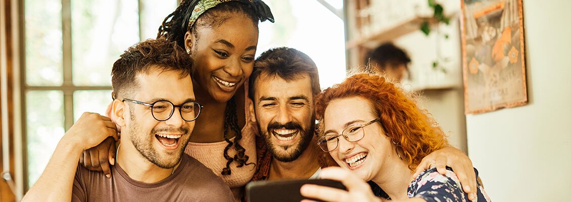 Amigos tirando uma selfie